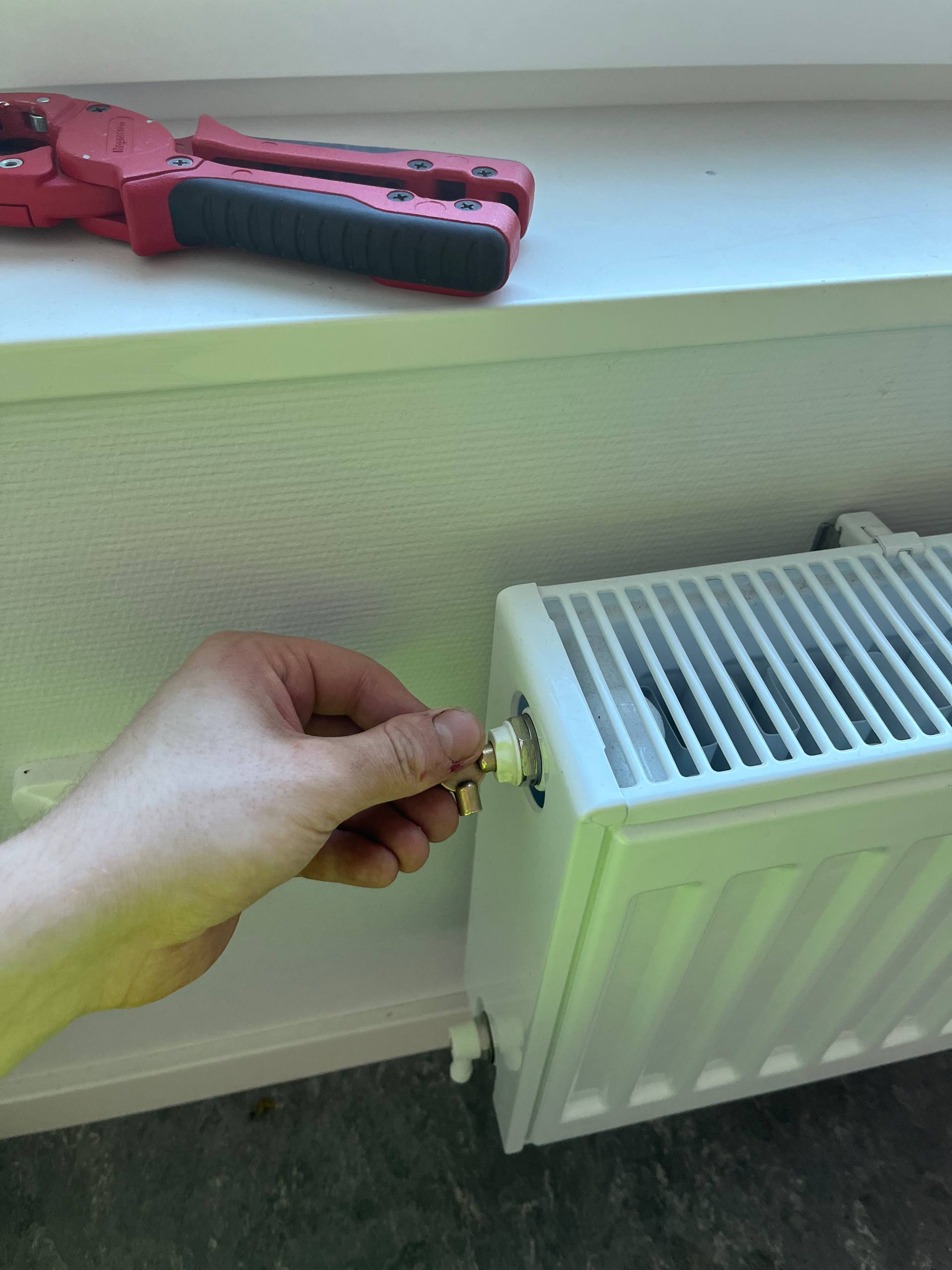 Õhuklapi paigaldus radiaatorile Tallinnas - Kütte remont